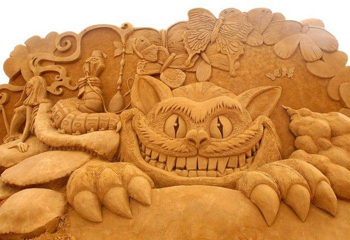 lustige-Sandskulptur-von-großer-Katze-und-anderen-komischen-Helden