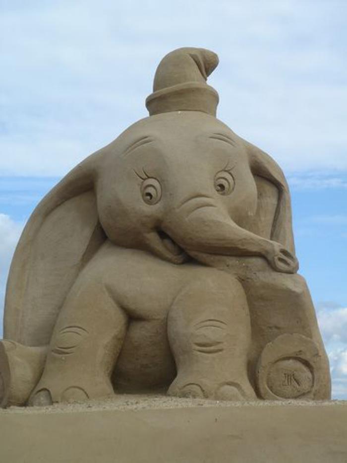lustige-Sandskulptur-von-kleinem-Elefant