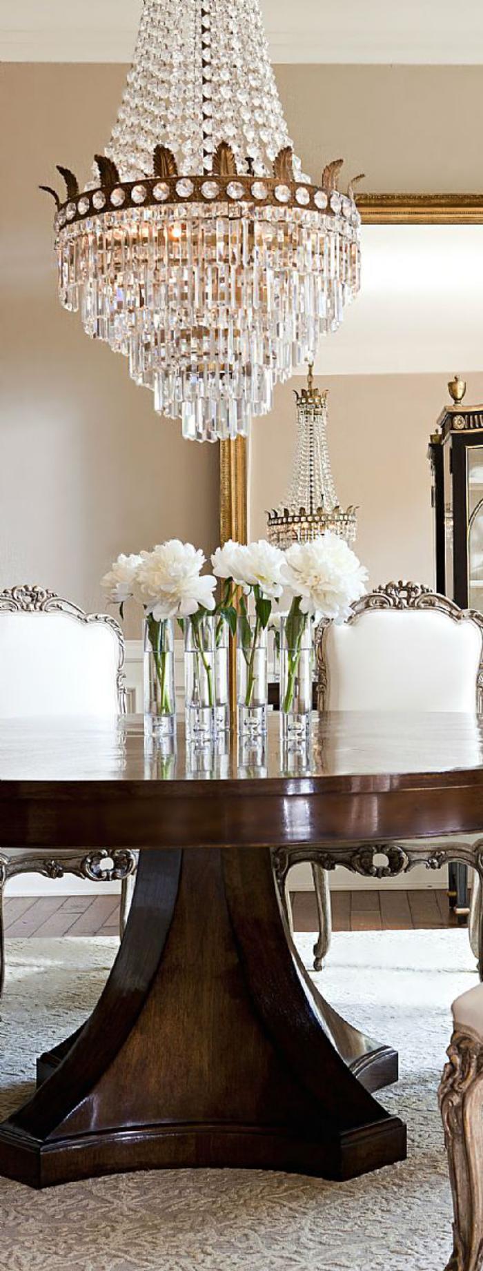 luxuriöses-Interieur-herrliche-Tischdekoration-prachtvoller-Kristallleuchter