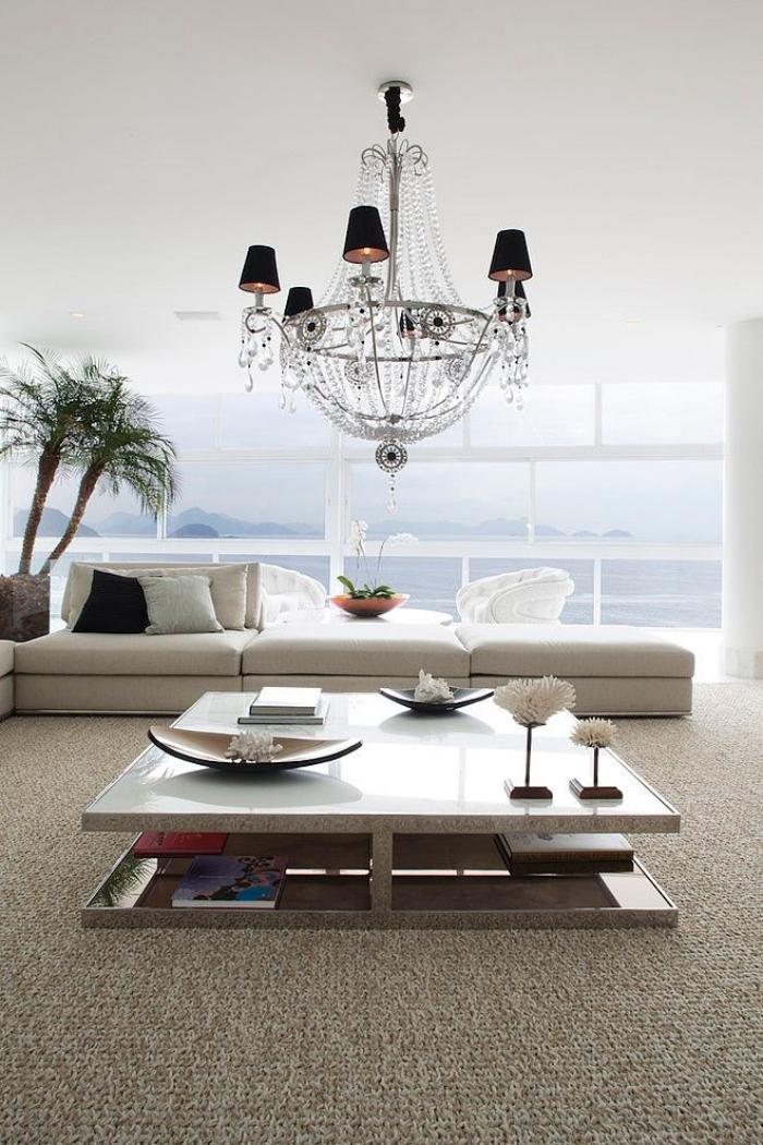 luxuriöses-Wohnzimmer-Interieur-Wohnzimmertisch-mit-attraktivem-Design