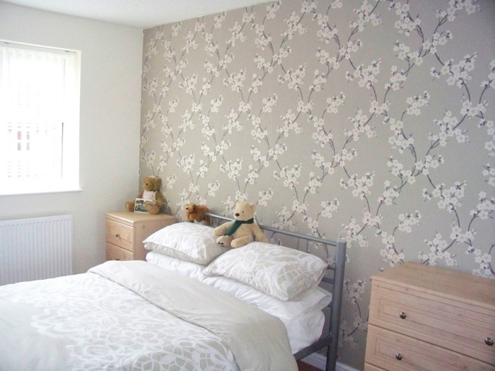 magnolia-farbe-elegantes-kleines-schlafzimmer-mit-tollen-tapeten