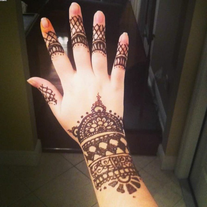 mit-Henna-tätowierte-Hand-Tattoos-für-Frauen