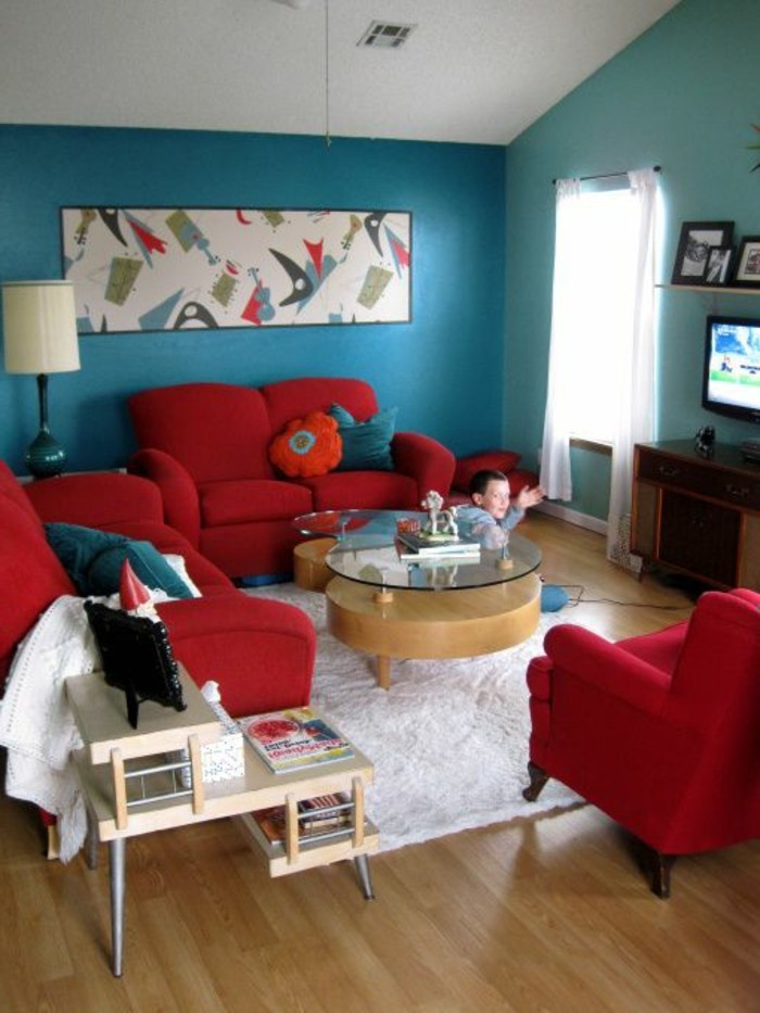 modern-eingerichtete-Wohnung-rote-Möbel-Sofas