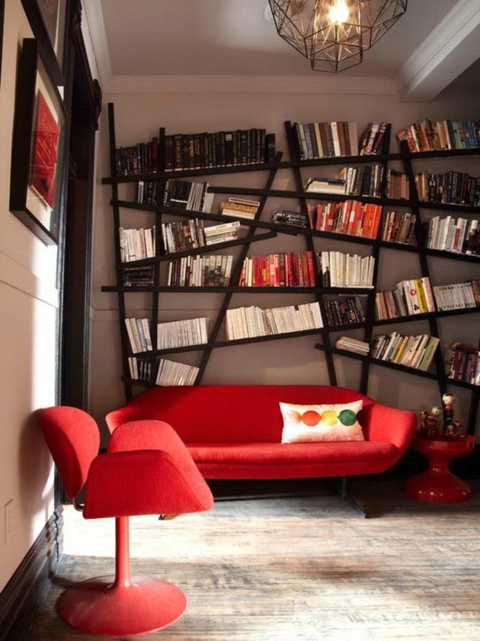 moderne-Einrichtung-asymetrische-Bücherwand-rote-Couch-mit-modernem-Design