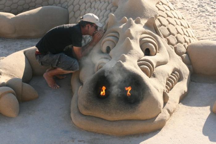 moderne-Skulptur-aus-Sand-Drachen