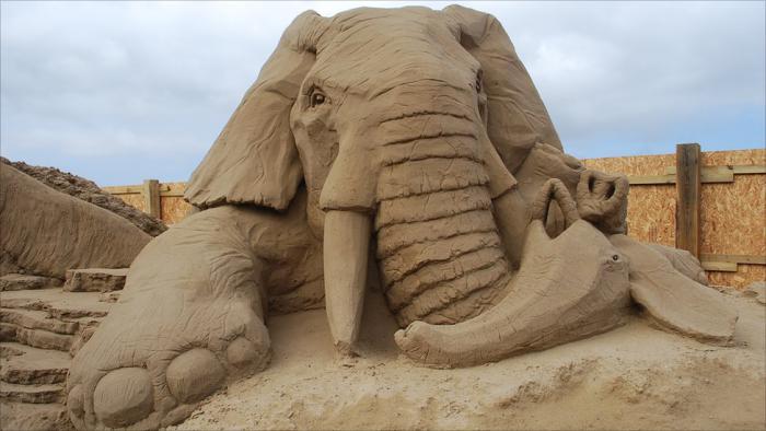 moderne-Skulptur-aus-Sand-Elefant