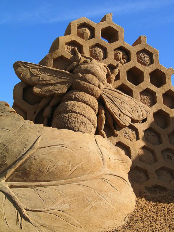 moderne-Skulptur-aus-Sand-große-Biene