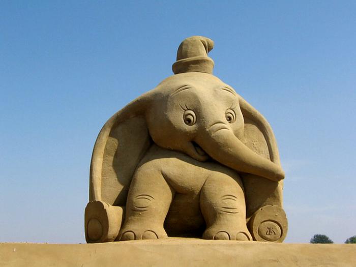 moderne-Skulptur-aus-Sand-kleiner-Elefant