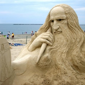 80 moderne Skulpturen aus Sand