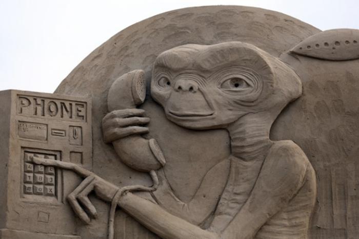 moderne-Skulpturen-aus-Sand-Außerirdisches-Wesen-vom-Spielbergs-Film