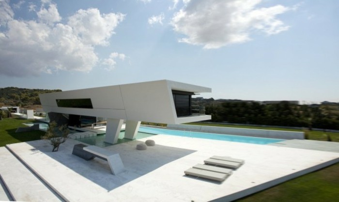 moderne-architektenhäuser-weiße-minimalistische-gestaltung