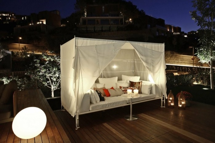 moderne-häuser-sehr-tolle-terrasse-mit-einem-unikalen-bettmodell