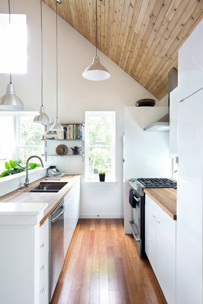 modernes-funktionales-Küchen-Interieur-mit-Parkett