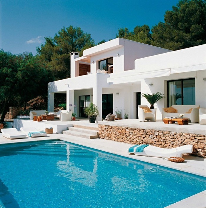 modernes-haus-weiße-minimalistische-ausstattung-wunderschönes-design-mit-pool