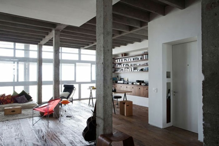 modernes-renoviertes-wohnzimmer-interessante-und-kreative-säulen