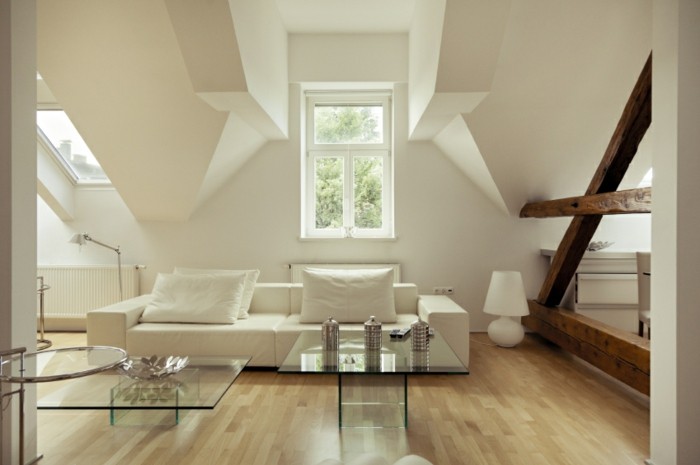 modernes-renoviertes-wohnzimmer-weiße-wandgestaltung-interessante-inneneinrichtung