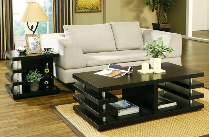 modernes-sofa-und-schwarzer-nesttisch-mit-schönem-schmuck-im-wohnzimmer