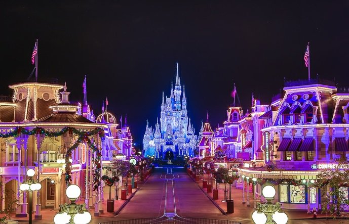 märchenhaftes-Bild-der-Disney-Schloss
