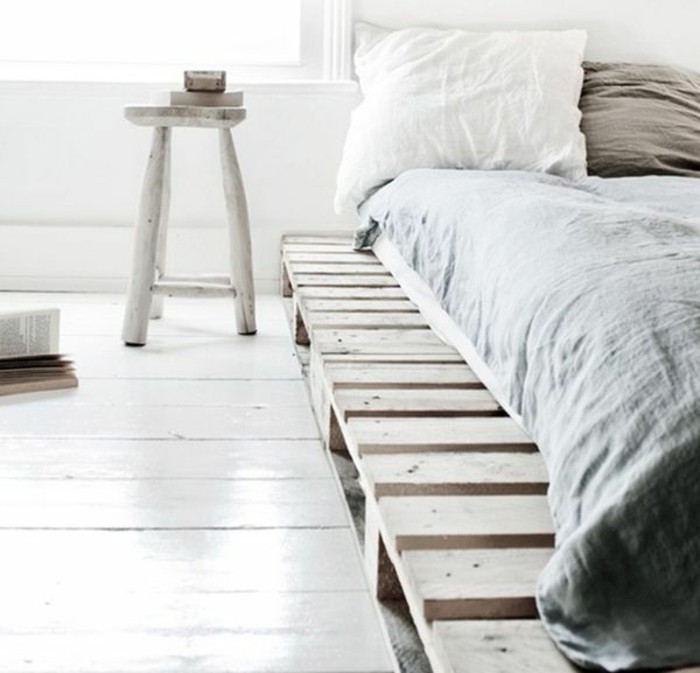 möbel-aus-paletten-gemütliches-schlafzimmer-bett-mit-weißen-bettwäschen