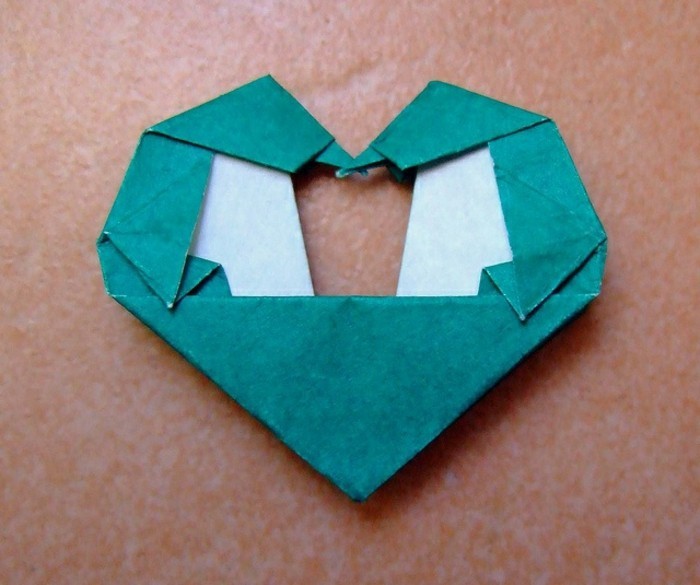 origami-herz-interessantes-modell-blaue-farbe