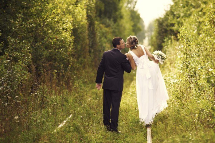 originelle-Hochzeitsbilder-Ideen-Spaziergang-auf-den-Eisenbahnschienen