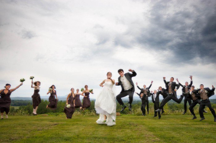originelle-Hochzeitsfotos-Ideen-springende-Brautleute-und-Gäste