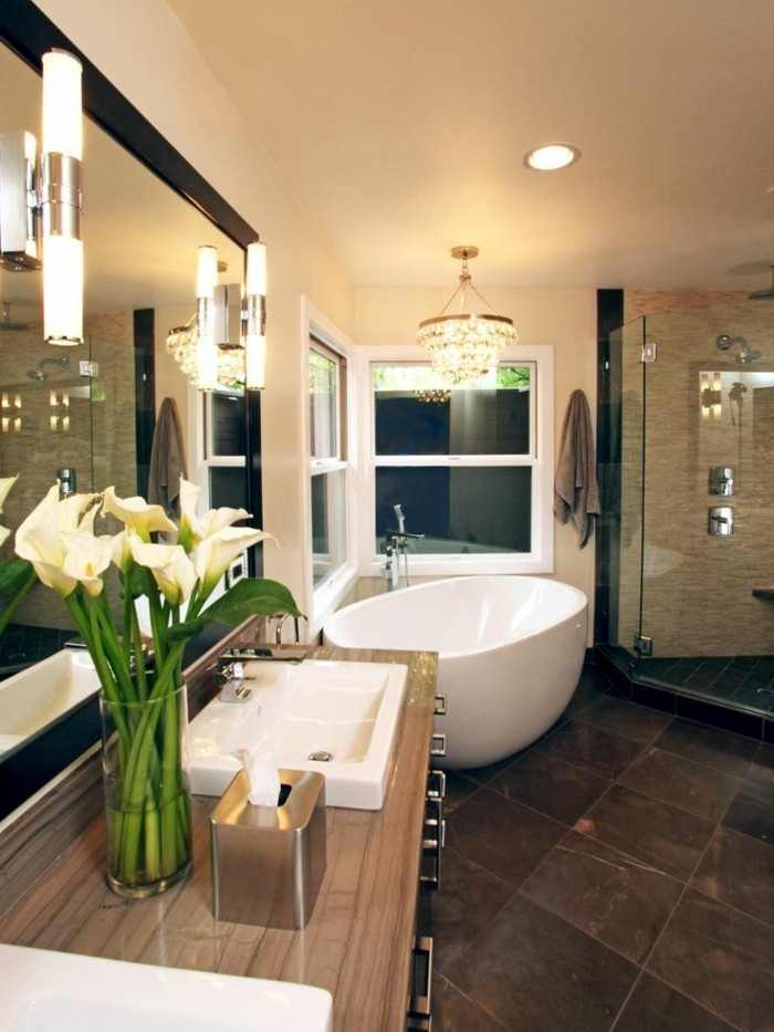originelle-badideen-moderne-badewanne-sehr-großer-spiegel