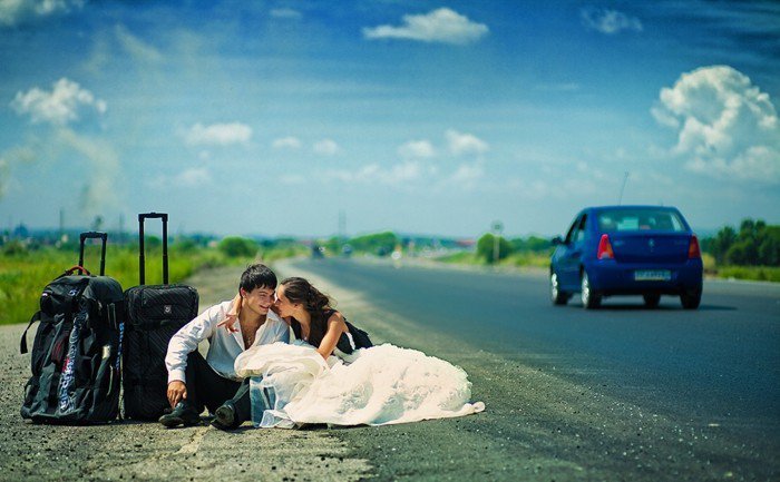 originelles-Hochzeitsbild-Brautleute-Gepäck-Hitchhiking