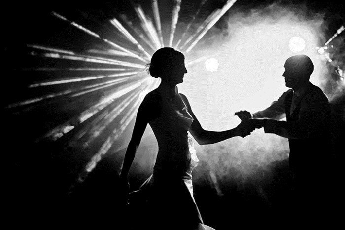 originelles-schwarz-weißes-Hochzeitsbild-Tanz-unter-den-Lichten
