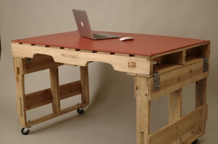 palletten-möbel-unikales-design-schreibtisch-laptop-darauf