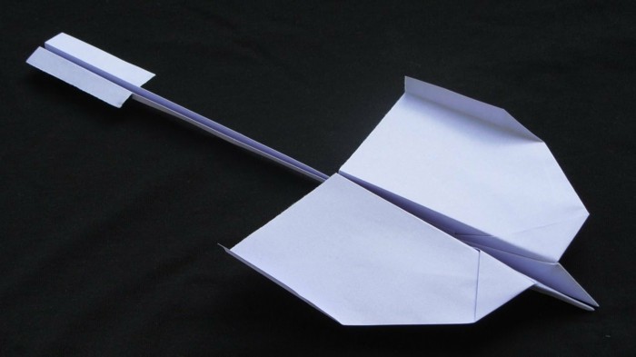 papier-falten-kreatives-modell-flugzeug-selber-machen