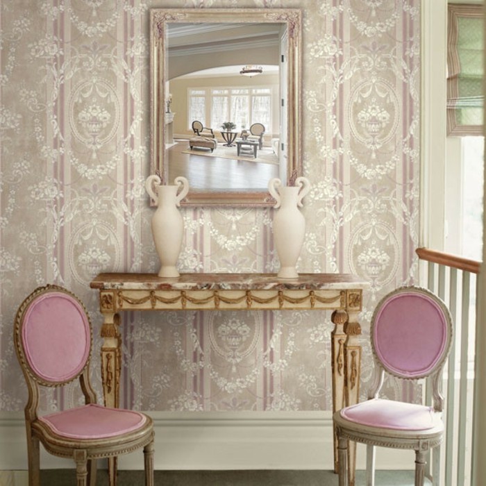 retro-tapeten-für-eine-romantische-wandgestaltung-und-zwei-schöne-rosige-stühle