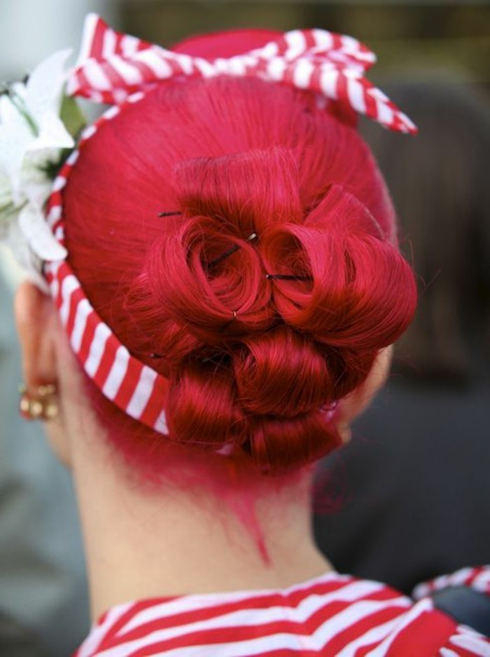 rockabilly-frisuren-grelle-rote-haare-und-haarband