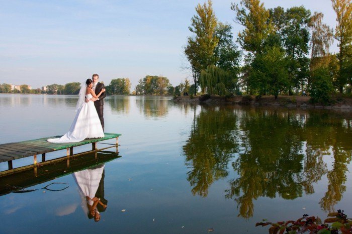 romantische-Hochzeitsfotografie-Brautpaar-am-Kai
