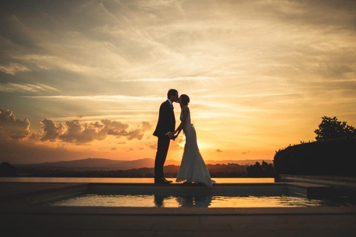 romantische-Idee-für-Hochzeitsfoto-Brautpaar-Kuss-am-Sonnenuntergang