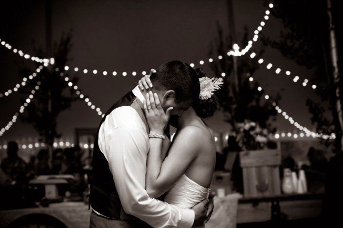 romantische-schwarz-weiße-Hochzeitsfotografie-der-erste-Tanz