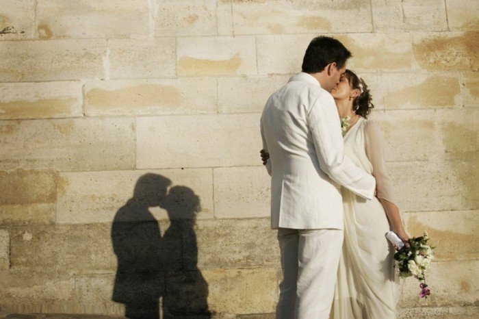 romantisches-Hochzeitsbild-Kuss-zwischen-den-Brautleuten