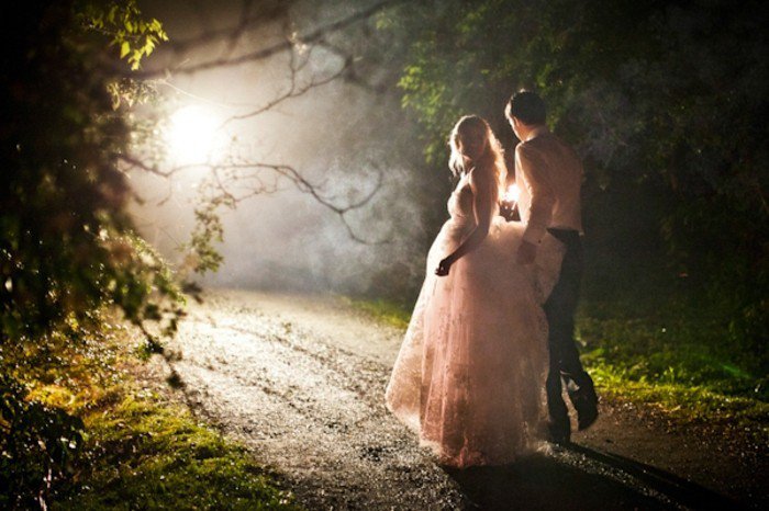 romantisches-Hochzeitsbild-Spaziergang-im-Dunklen
