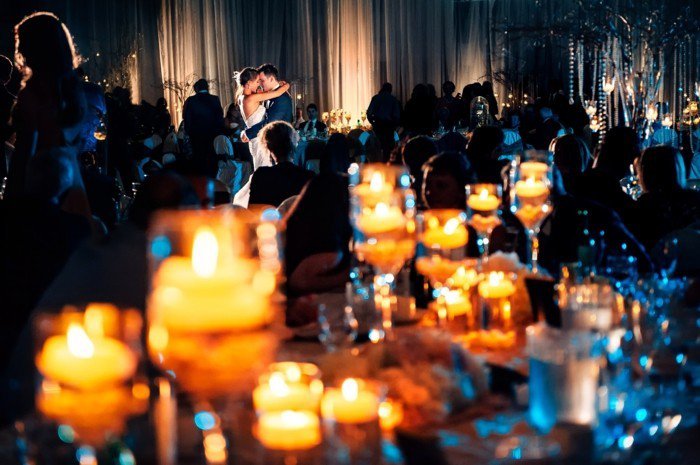 romantisches-Hochzeitsbild-der-erste-Tanz