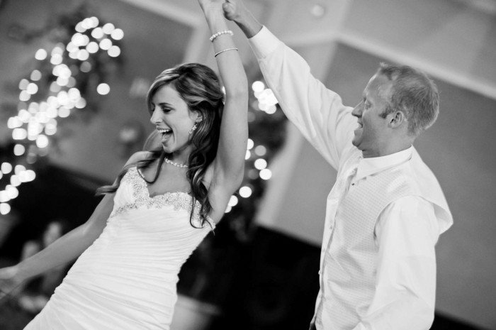 romantisches-Hochzeitsfoto-der-erste-Tanz-des-Brautpaars