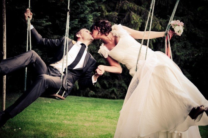 romantisches-Hochzeitsfoto-junges-Brautpaar-Kuss