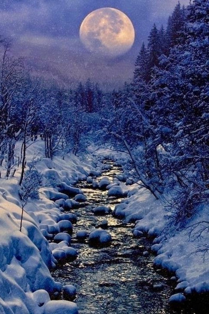 romantisches-Winterbild-Bach-fließend-durch-den-Schnee-in-der-Nacht