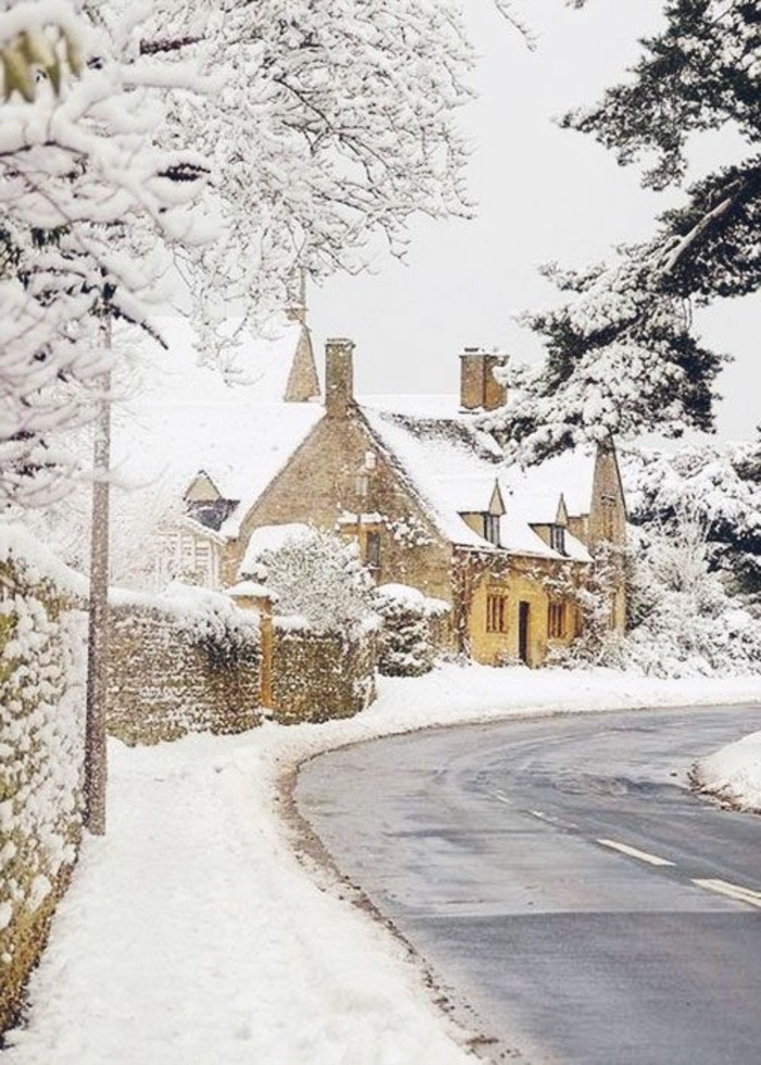 romantisches-Winterbild-Häuser-bedeckt-mit-Schnee
