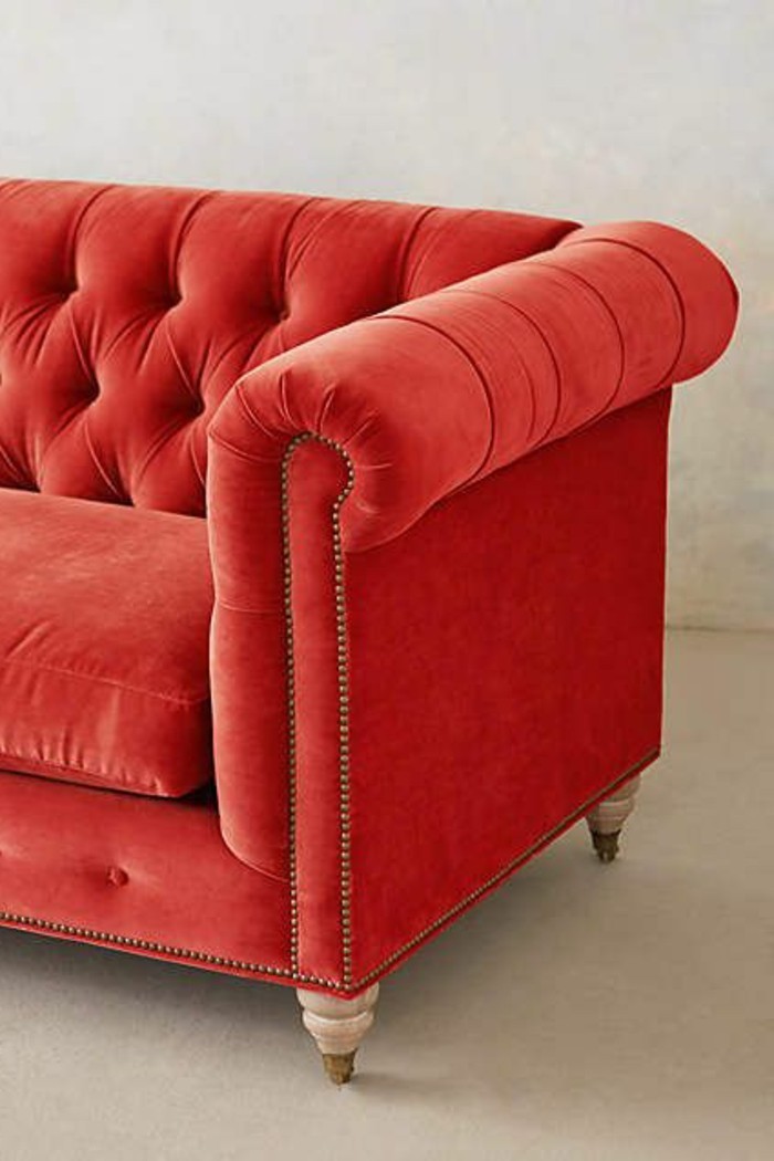 rotes-Sofa-aus-Samt-mit-modernem-Design