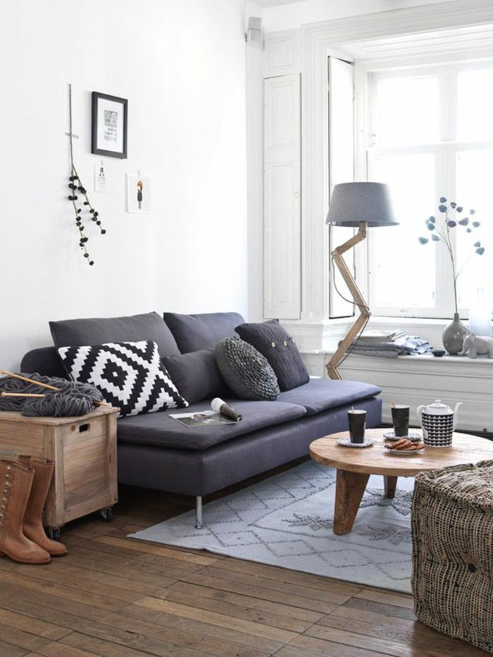 rustikale-Wohnzimmer-Einrichtung-Boho-Elemente-graue-Couch