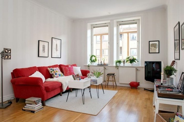 räumliches-Zimmer-weiße-Wände-große-rote-Couch