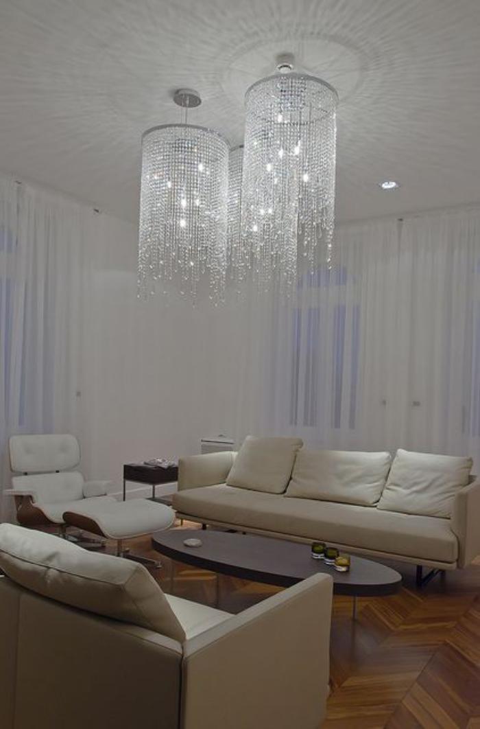 schlichtes-Wohnzimmer-Interieur-extravagante-Kristall-Lampen