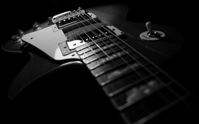 schwarz-weiße-Fine-Art-Fotografie-schöne-Gitarre