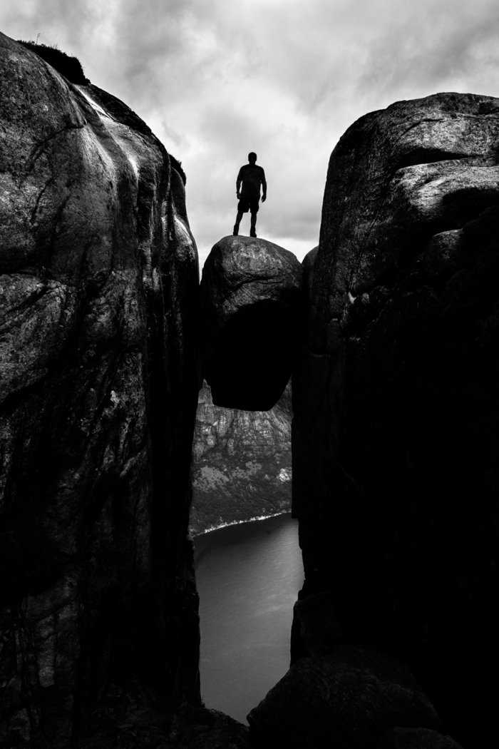 schwarz-weiße-Fotokunst-Mann-auf-den-Felsen