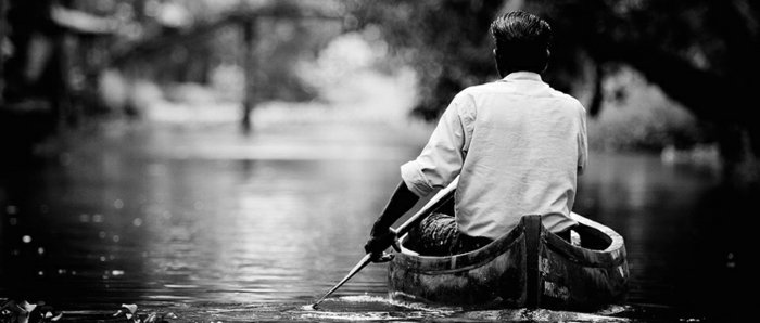 schwarz-weiße-Kunstfotografie-Mann-mit-Boot